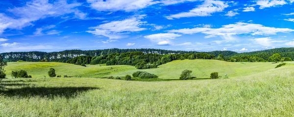 Krajobraz Scenic wola wzgórz i łąk w Le Frasnois w Ju — Zdjęcie stockowe