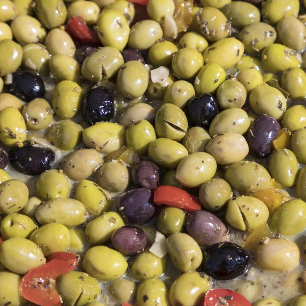 Aceitunas frescas en el mercado — Foto de Stock