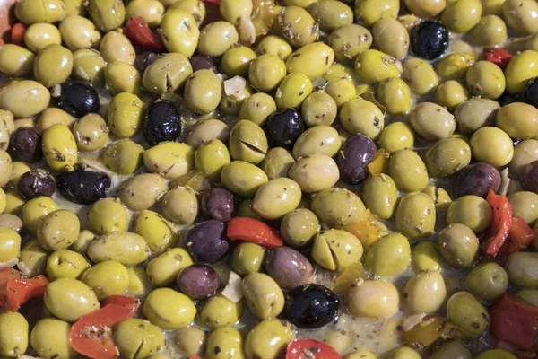 Свежие оливки на рынке — стоковое фото