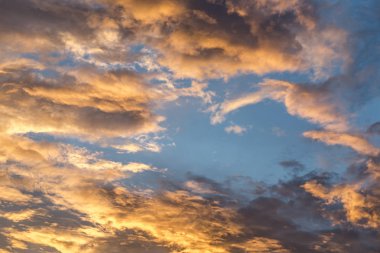   turuncu gökyüzü günbatımı