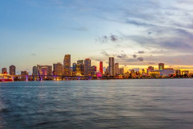 Miami şehir manzarası panorama alacakaranlıkta
