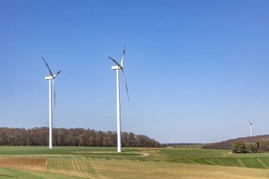 Rüzgar jeneratörü kırsal manzara içinde elektrik enerjisi üretir
