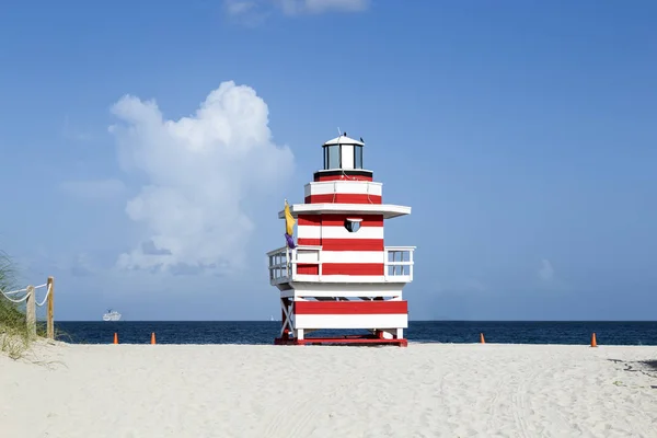 Torre del bagnino a Miami Beach in una bella giornata estiva — Foto Stock