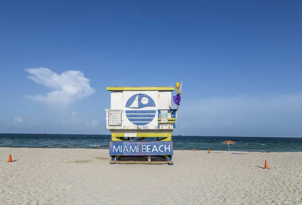 Cartel de Miami Beach en la cabaña de salvavidas — Foto de Stock