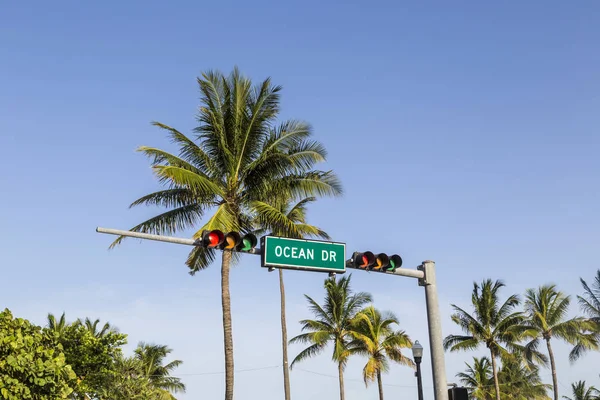 Vägskylt av berömda gatan ocean drive i miami south beach — Stockfoto