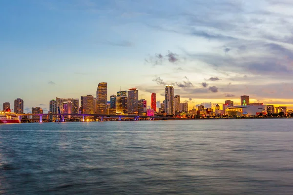 Panorama panorama města Miami za soumraku — Stock fotografie
