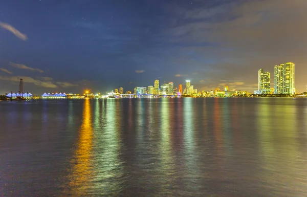 Miami city skyline panorama in der Abenddämmerung — Stockfoto