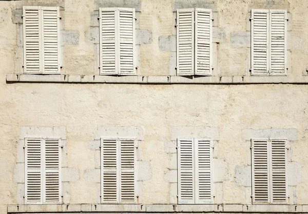 Facciata della casa con otto persiane chiuse in bianco — Foto Stock