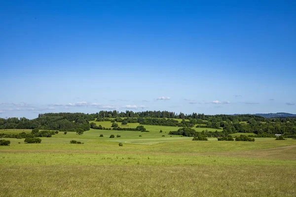 Tipico paesaggio rurale con prati e campi nel Giura regi — Foto Stock