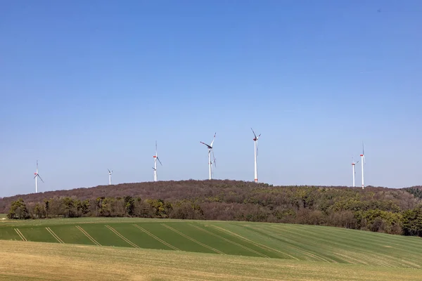 Větrné elektrárny vyrábí elektrické energie ve venkovské krajině — Stock fotografie