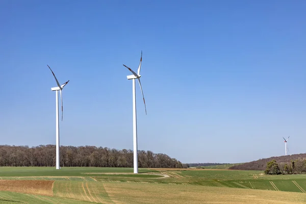 Větrné elektrárny vyrábí elektrické energie ve venkovské krajině — Stock fotografie