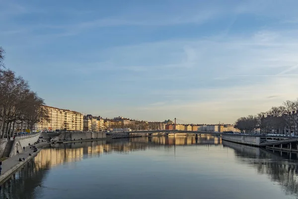 Skyline van Lyon aan de rivier de Rhone — Stockfoto