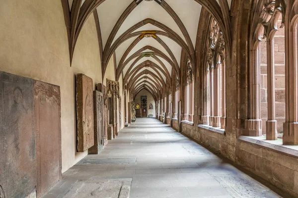 Gamla medeltida gård av tidigare stephan dome cloisteren — Stockfoto