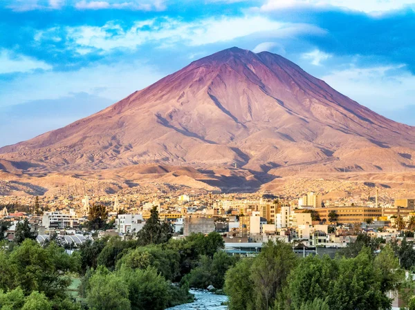 Arequipa, Peru with its iconic volcano Chachani in the backgroun — Stock Photo, Image