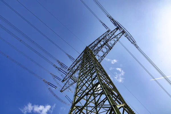 Elektriska pylon under blå himmel — Stockfoto