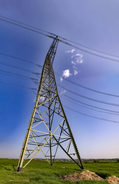 青い空の下で電気のパイロン — ストック写真