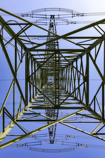 Pilone elettrico sotto il cielo blu — Foto Stock