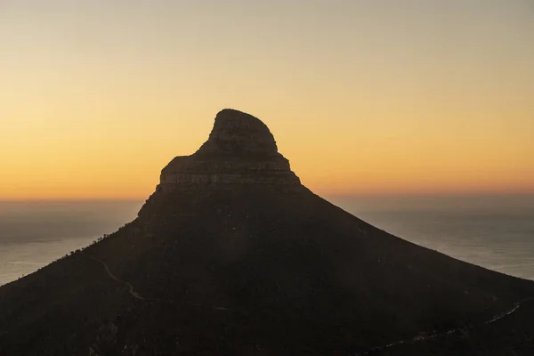 Cape Town 'daki Lion' s Head Dağı 'nın zirvesine bakıyorum. — Stok fotoğraf
