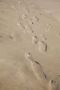 ince kumlu plajda ayak izleri