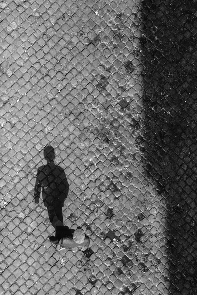 Ombre Vieil Homme Sur Pavé Lisbonne — Photo