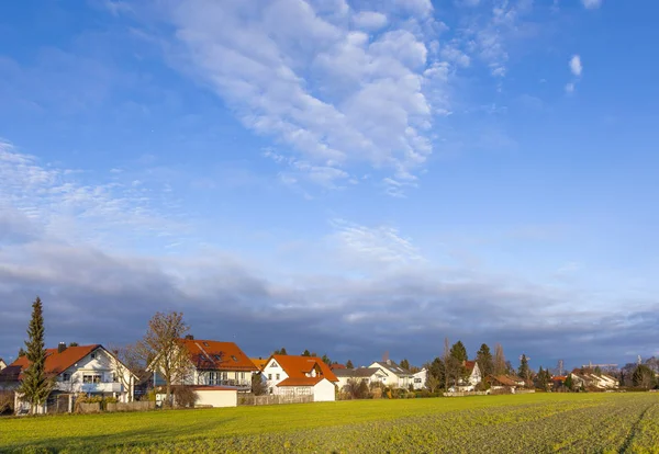 新しい決済およびフィールドを持つミュンヘンの田園風景 — ストック写真