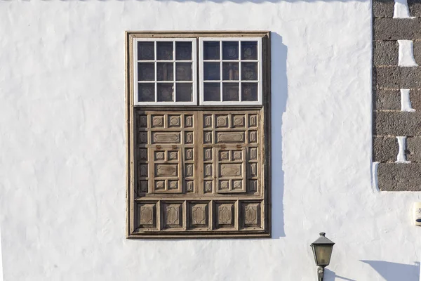Typowe Okna Drewniane Bieloną Elewacją Domu Stylu Rustykalnym Lanzarote Hiszpania — Zdjęcie stockowe