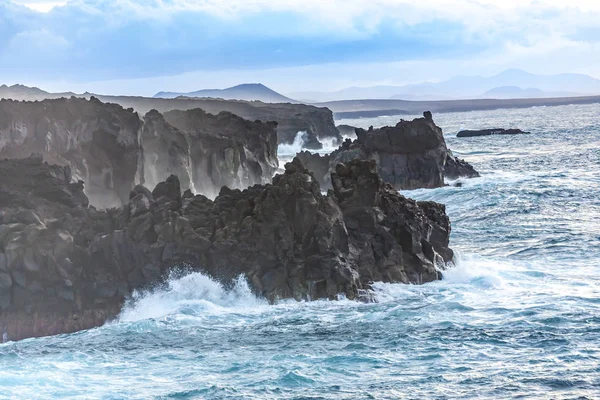 Costa Accidentata Con Onde Huige Lanzarote — Foto Stock