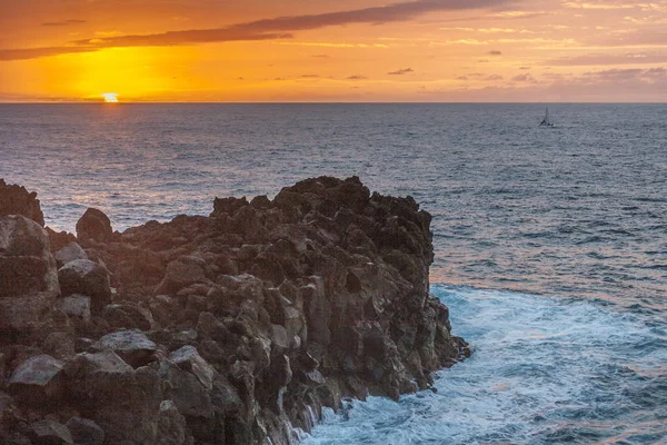 ロサンゼルスの Hervideros でランサローテ島の海岸でロマンチックな夕日 — ストック写真