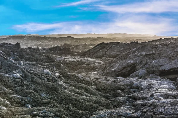 Pobřeží Kameny Vulkanické Toku Oceán Modrou Oblohou — Stock fotografie