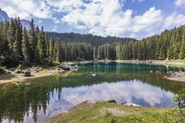 Zümrüt dolomites gölde çok açık
