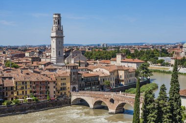 Verona Panoraması eski kubbe ve Roma bridg Manzaralı