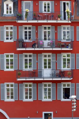 Apartmanı olan eski bir eski evin ön cephesi