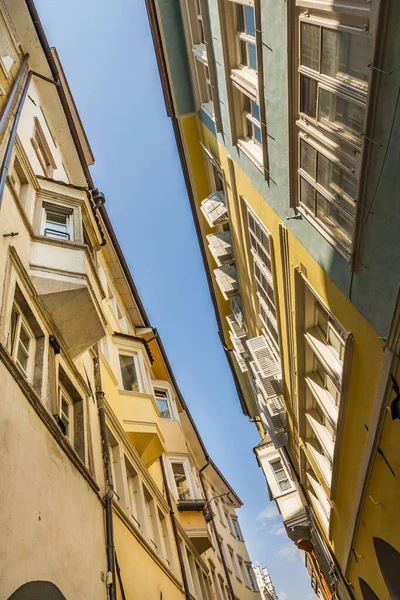 Famoso centro commerciale miglio storico Laubengasse a Bolzano — Foto Stock