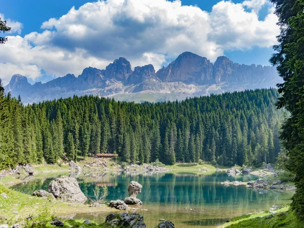 Lago esmeralda perfeitamente claro — Fotografia de Stock