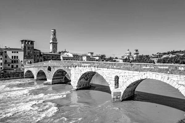 Starý římský most Ponte di Pietra ve Veroně překračuje řeku — Stock fotografie