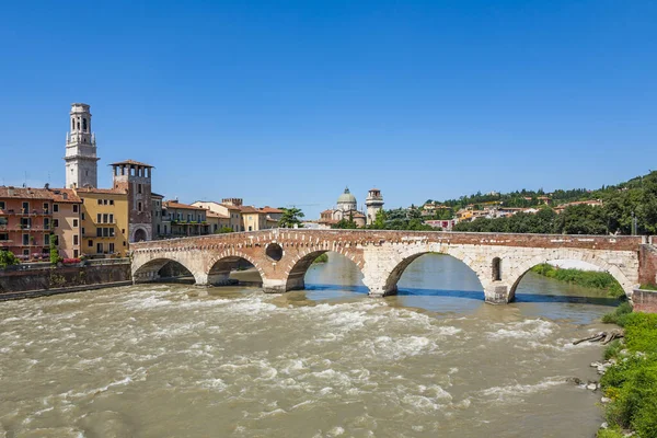 A régi római híd Verona ível a folyó Etsch — Stock Fotó