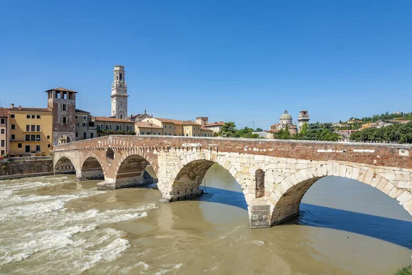 A velha ponte romana Ponte di Pietra em Verona atravessa o rio — Fotografia de Stock