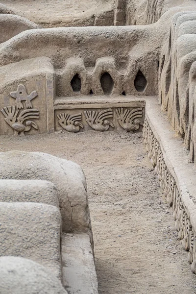 Adobe muren en decoraties in de archeologische site van Chan — Stockfoto