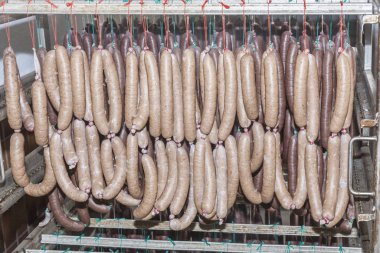 sosis katliam evi sıcak suda pişirme sonra kurutma