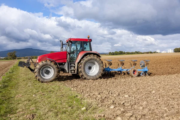 Traktor plöjer fältet — Stockfoto