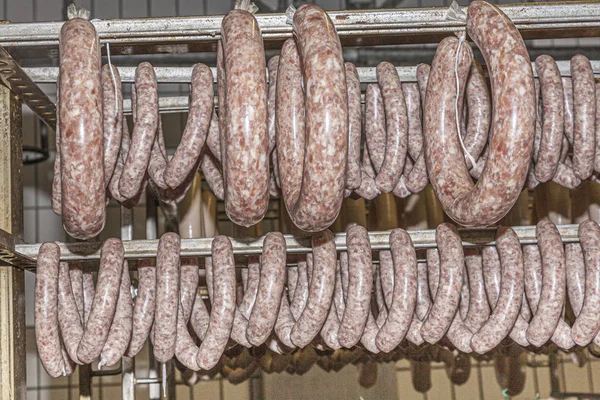 Mięso i kiełbasa wiszące w suszarni po przygotowaniu — Zdjęcie stockowe