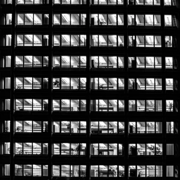 Bureaux génériques typiques la nuit — Photo