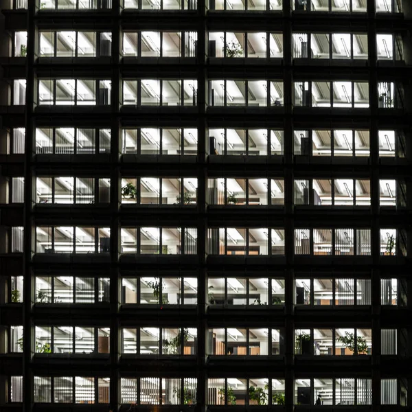 Типичные офисы в ночное время — стоковое фото