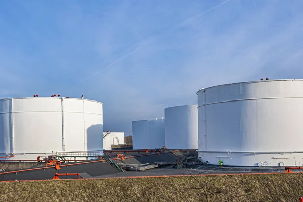 Serbatoi bianchi in tank farm — Foto Stock