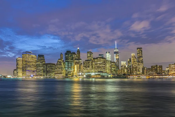 Panoramisch uitzicht naar New York per nacht — Stockfoto