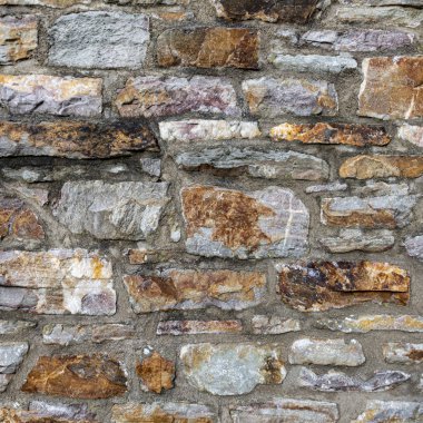 Doğal taşlardan yapılmış harmonik duvar 