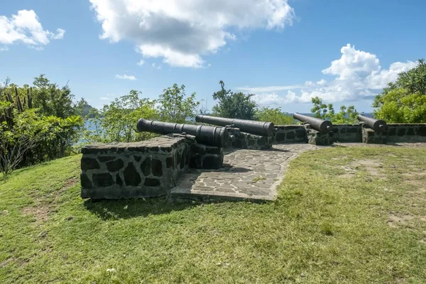 Canhões medievais no topo de Fort Hamilton em Bequia Islan — Fotografia de Stock