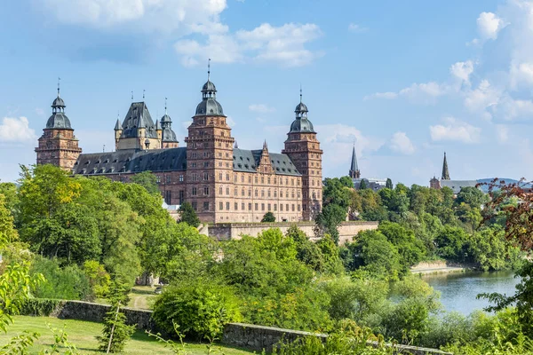 Berømt by-slott i Aschaffenburg, Bayern – stockfoto