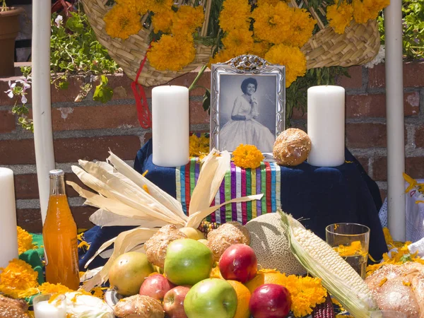 Altare med foto av den döda personen på Olvera street — Stockfoto