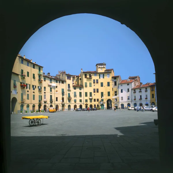 Market place of Lucca in Tuscany — Stock Photo, Image